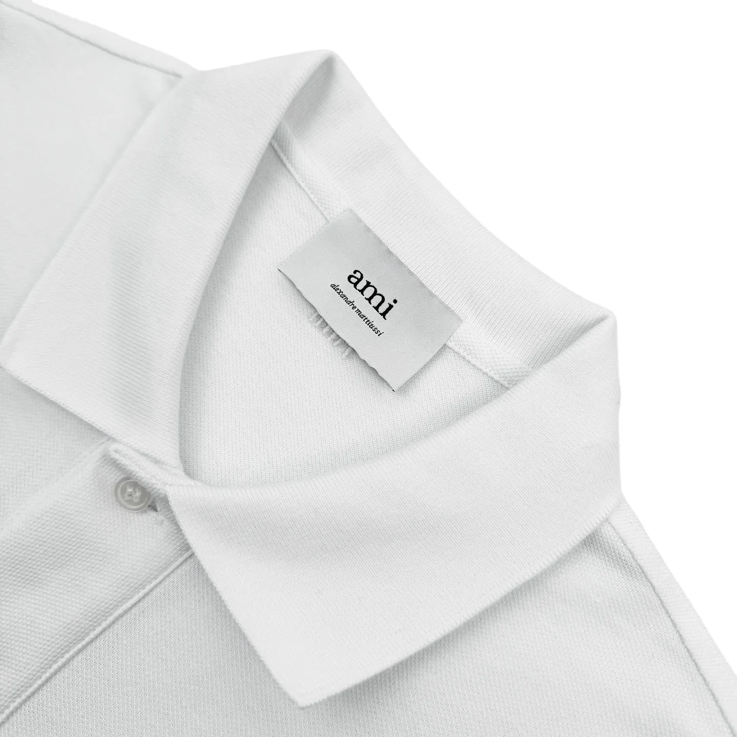 Ami Red love embroidered Polo shirt (White). The fabric is made of custom-made Dreamweaver honeycomb cotton. It has excellent texture and is comfortable and close to the skin. The pure white color gives elegance and purity to the clothes. A bright red love heart appears on the chest like a work of art. It complements the AMI embroidery on the back and adds brand recognition. It is the ultimate simplification of color. It also conveys the love and persistence of life. It uses imported machine embroidery technology and uses advanced computer control systems and precision mechanical components. Realize Ami's love embroidery work with high precision, smooth and delicate lines, and the fabrics have been washed, with better hand feel and texture, not easy to deform, not easy to shrink, not easy to fade, and maintain long-term beauty. Size:S-M-L-XL